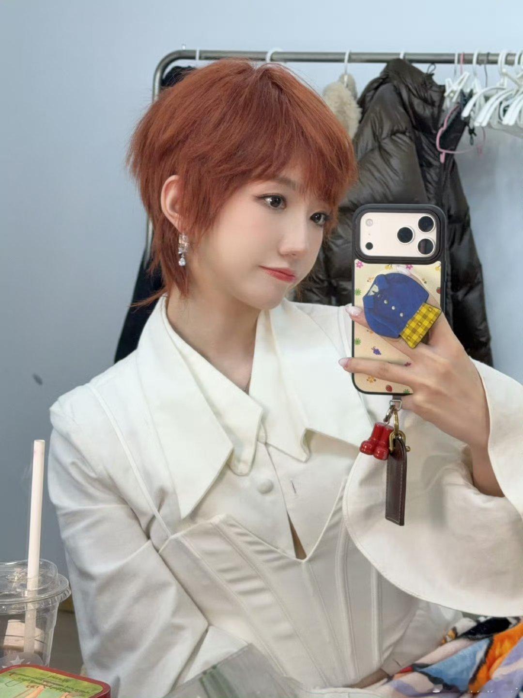 孟美岐短发自拍照短发适配度满分！孟美岐最新自拍释出，利落线条勾勒灵动轮廓，甜酷气