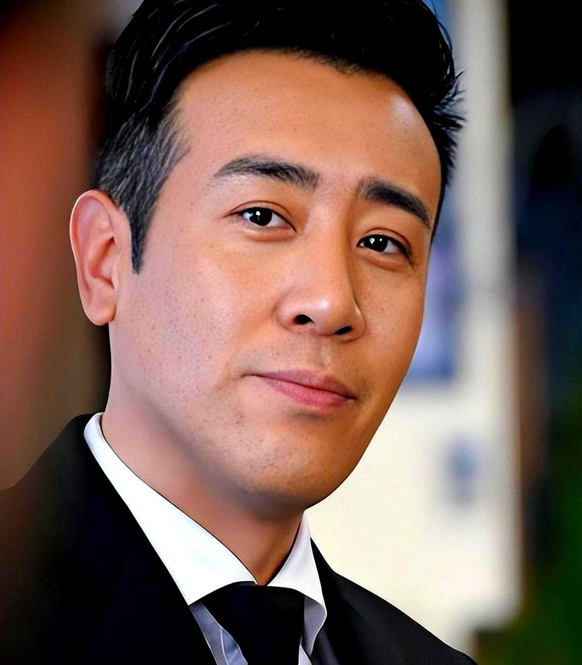 怎么有的人，越老越值钱？

于和伟这张脸，年轻时总被导演说“带股子算计”，递来的