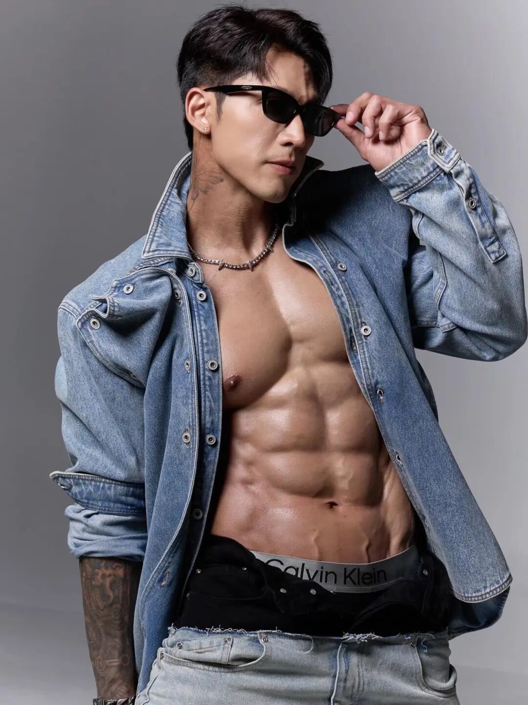 与其热闹着引人夺目，步步紧逼，不如趋向做一个人群之中真实自然的人，不张扬，不虚饰