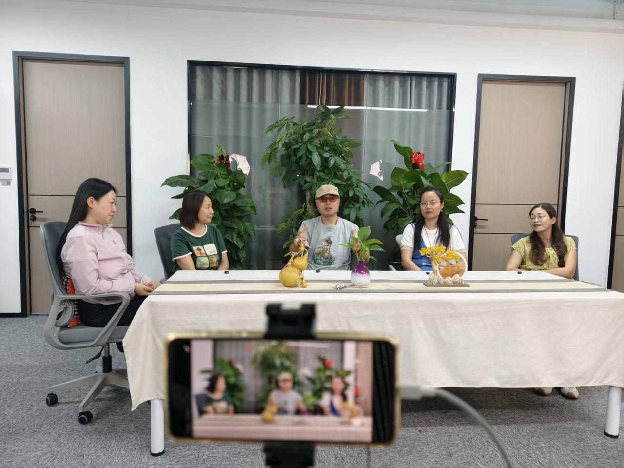 10月7号东莞弟子班传媒实践密训，婚恋观与教育问题访谈：

1. 当代婚恋焦虑多