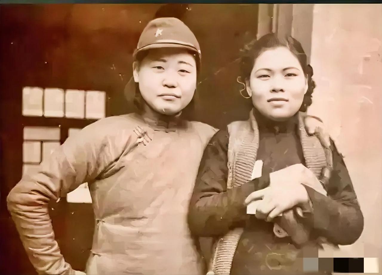 1938年，武汉沦陷后，两名女子的合影，其中一个女孩戴着日军军帽，看起来满脸喜悦