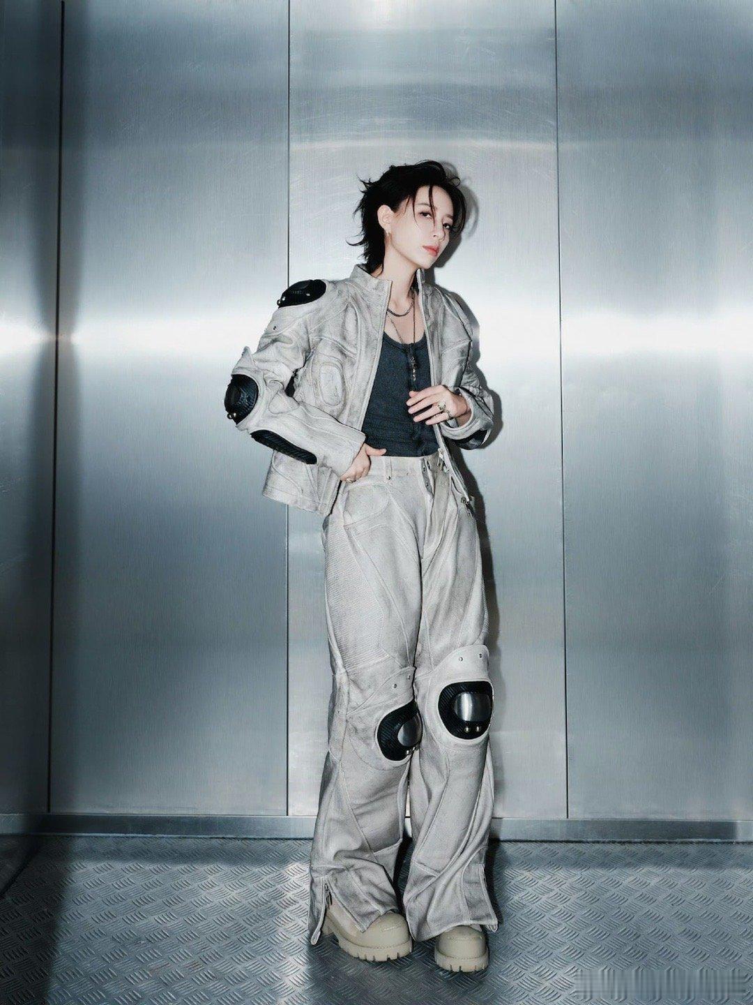 没人和我说李斯丹妮线下这么帅啊李斯丹妮人类高质量背头 李斯丹妮的背头焊死氛围感，