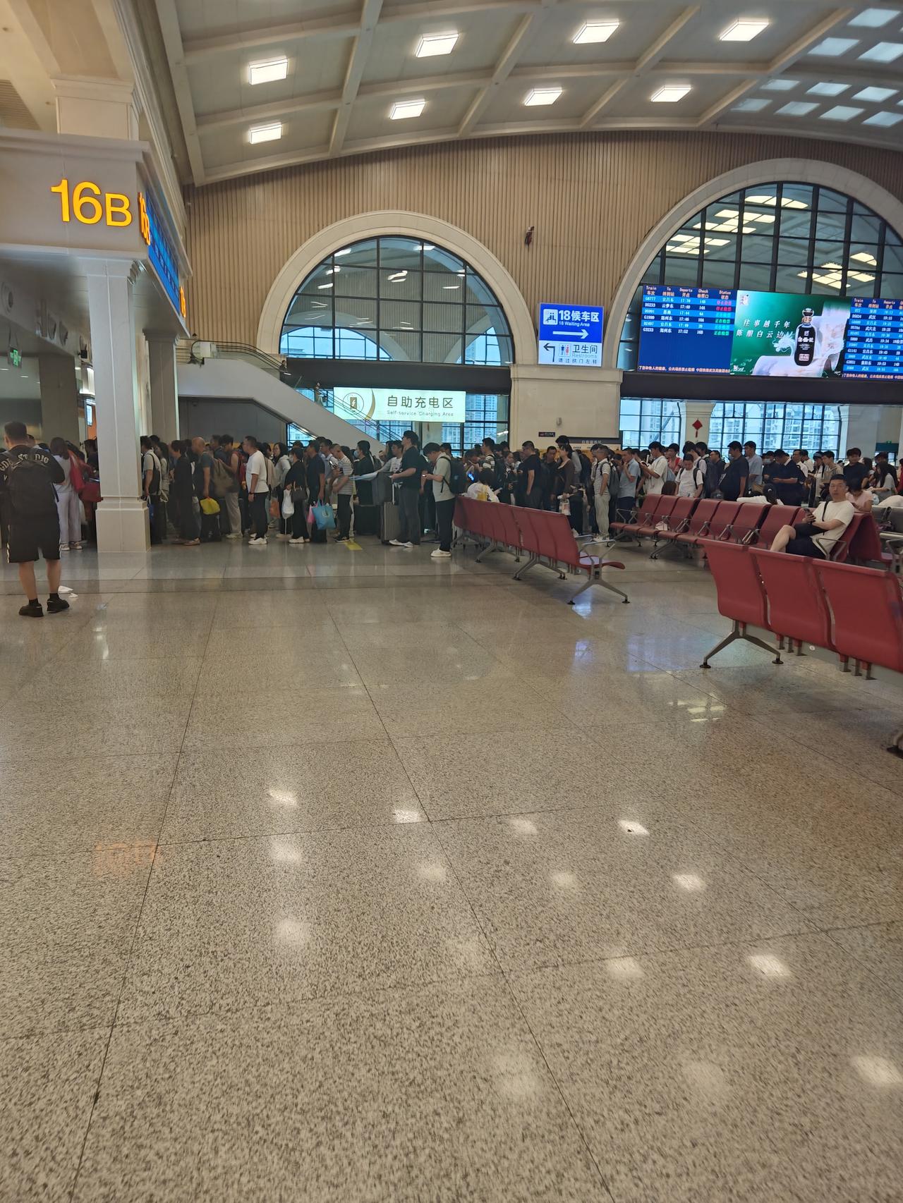 今天下午六点汉口到孝感的这趟满满当当，下班回家的、高校放假的和到武汉办差办事的。