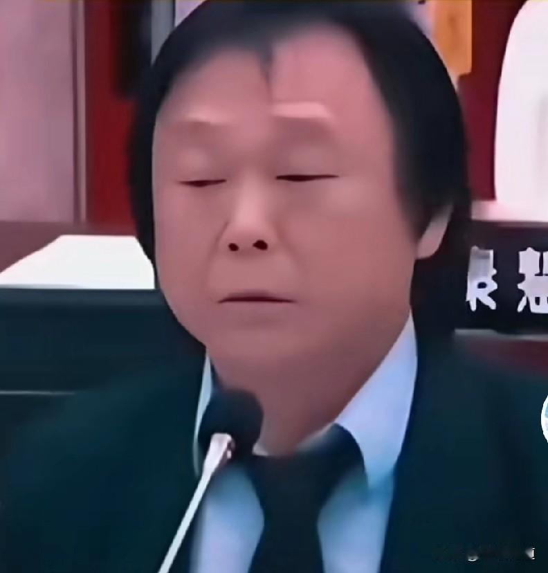 本来应该葱葱蓉蓉油焖鱿鱼
现在是葱葱芒芒梨菌大虾
蒸眼(猪眼)嗦虾滑，你的肝什么
