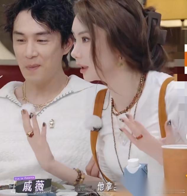 戚薇：有次铉哥在镜子上写着老婆生日快乐，我一下子就觉得心很暖，因为刚刚回来就看到