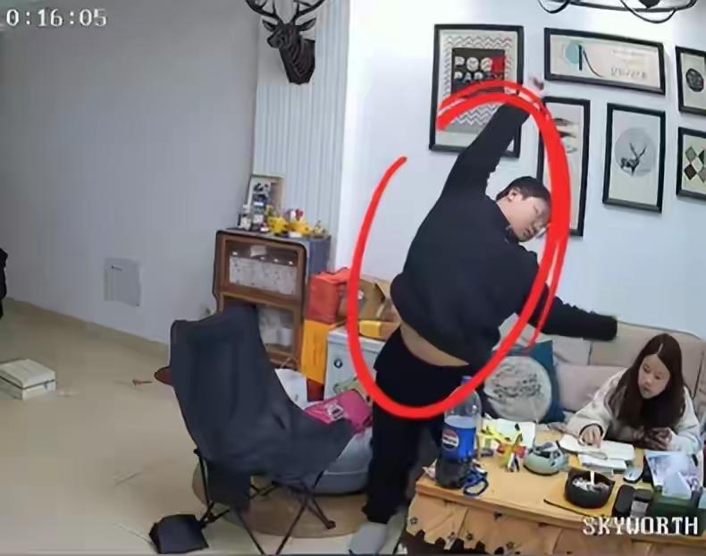 【清晨5点，做作业的14岁儿子倒在茶几上，亲妈的反应让人后背发凉】

这个画面，