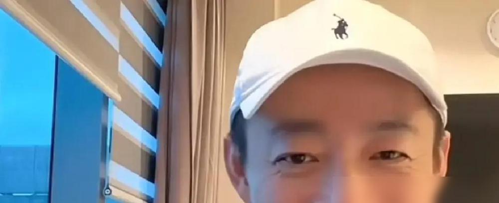 几十万人眼睁睁盯着屏幕，汪小菲一嘴秃噜直接拿张兰开涮，老太太的脸唰地沉下去，眼看