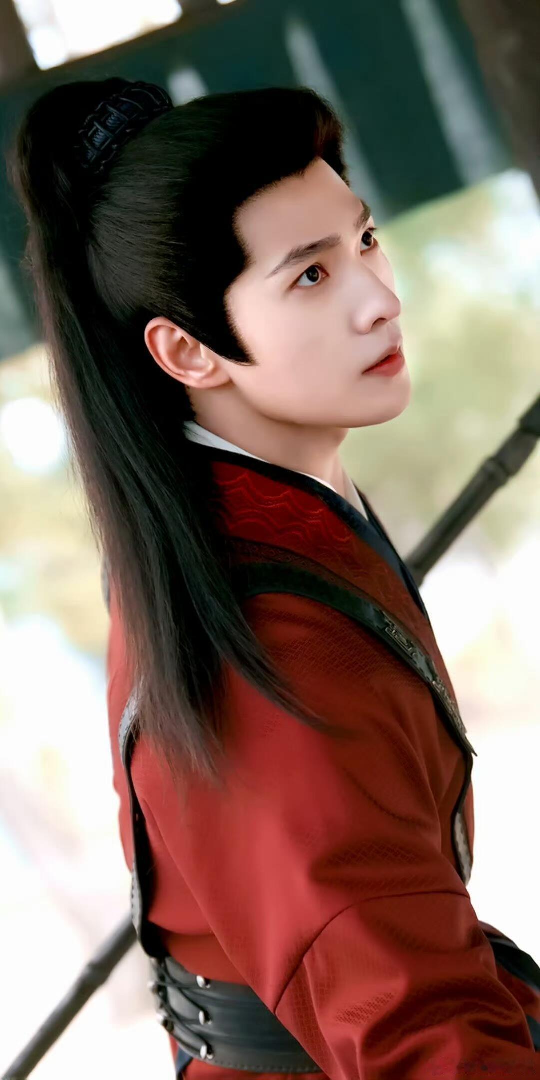 杨洋走过18年的演员之路 十八年一路走来，见过掌声也听过非议，杨洋采访里依旧从容
