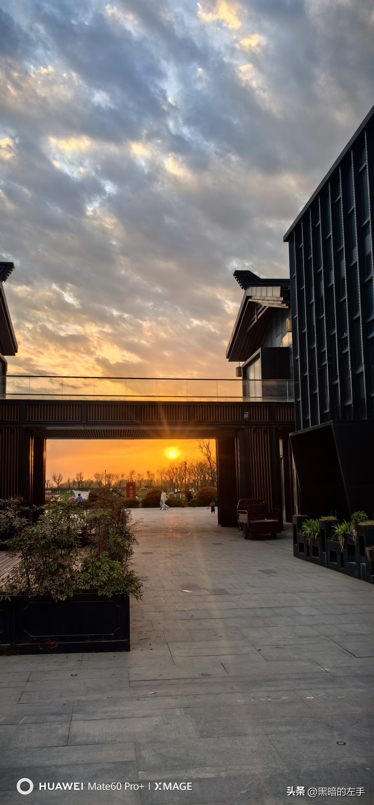 今天在家窝了一天，傍晚实在憋不住，决定去昆明池走走。到那才发现，夜晚的昆明池超舒