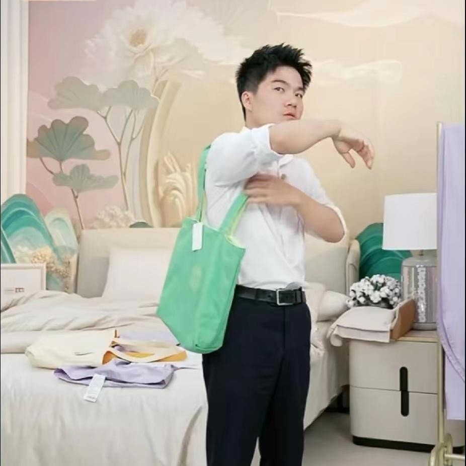 今晚，董宇辉在直播间罕见地对团队表达了不满。他直言不讳地提起：“我要做五万单，你