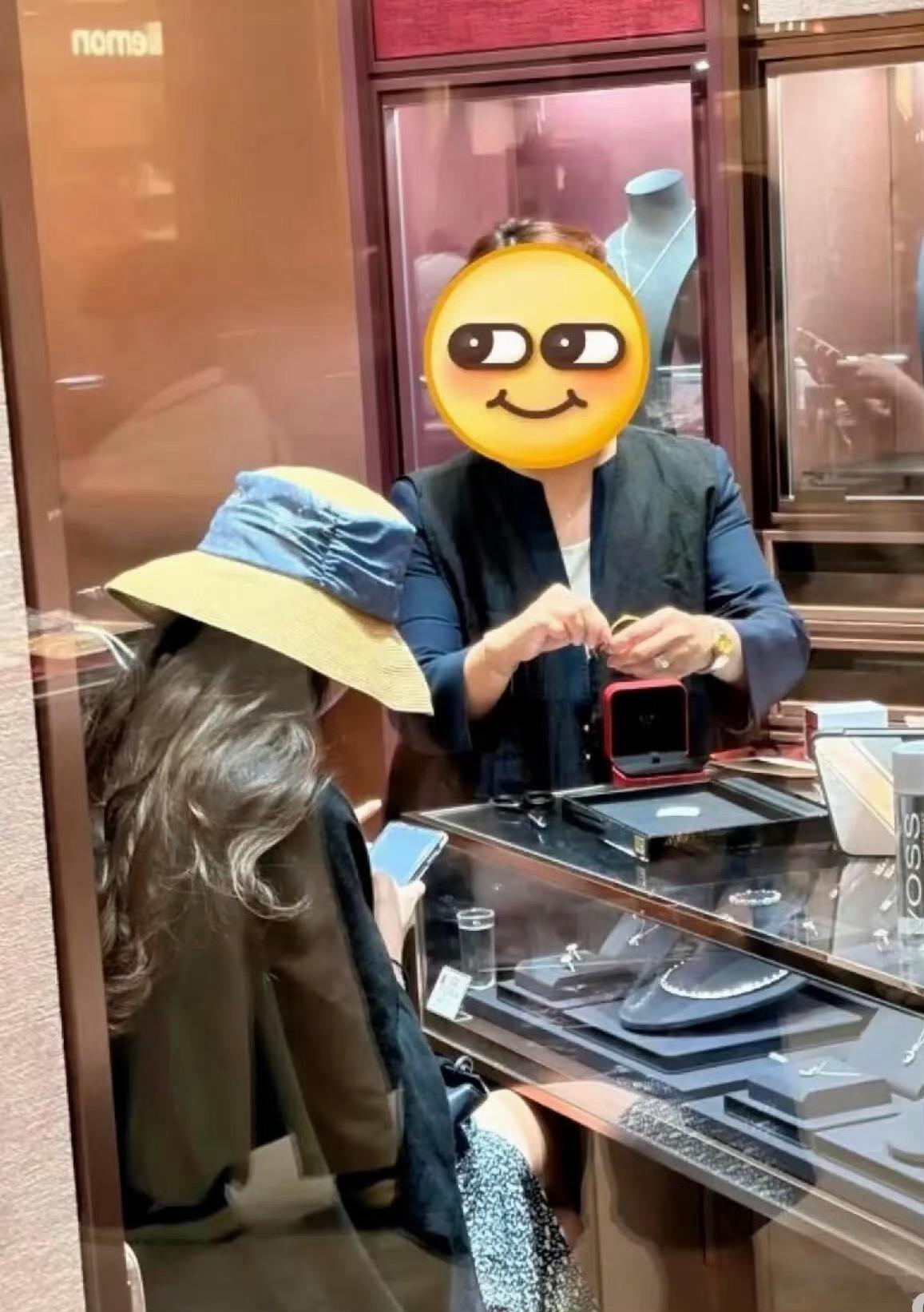 刘亦菲给员工送黄金最嫉妒工作人员的一集既能天天看到神仙姐姐的脸，又有小金饰品，更