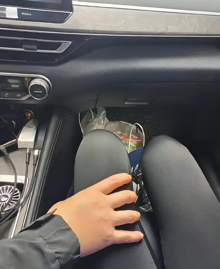 色胆包天！湖南长沙，一女子晚上拼车回家，上车后司机找了个理由就让她坐在副驾驶，而