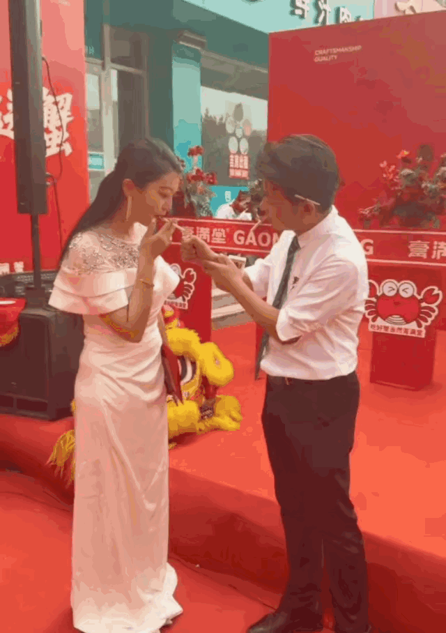 一个是真客气，一个是假客气，你看出来了没[大金牙]