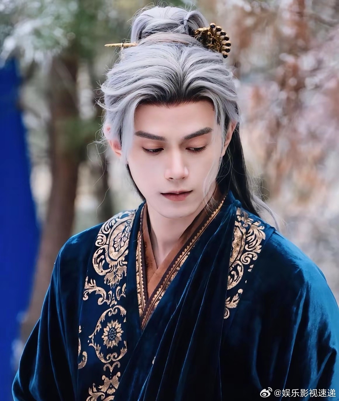 原著中他这副身体，一直靠汤药续命，17年前东宫那场大火，烧毁了他大半张脸和近半身