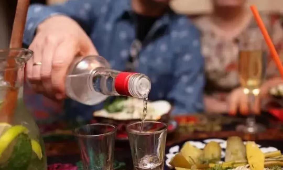 山东平度，50多岁的村支书喝了2两52度的白酒后，进入16岁女孩家中，而后被指猥