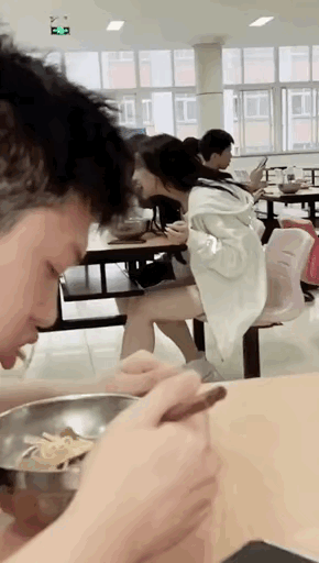 女孩子这么能吃啊？不考虑身材了吗？