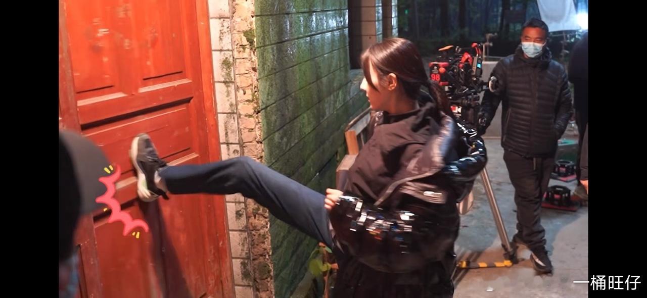 娱乐[超话]迪丽热巴邓妍有气势有实力迪丽热巴邓妍踹门跳窗踹门跳窗，这个邓妍有点牛