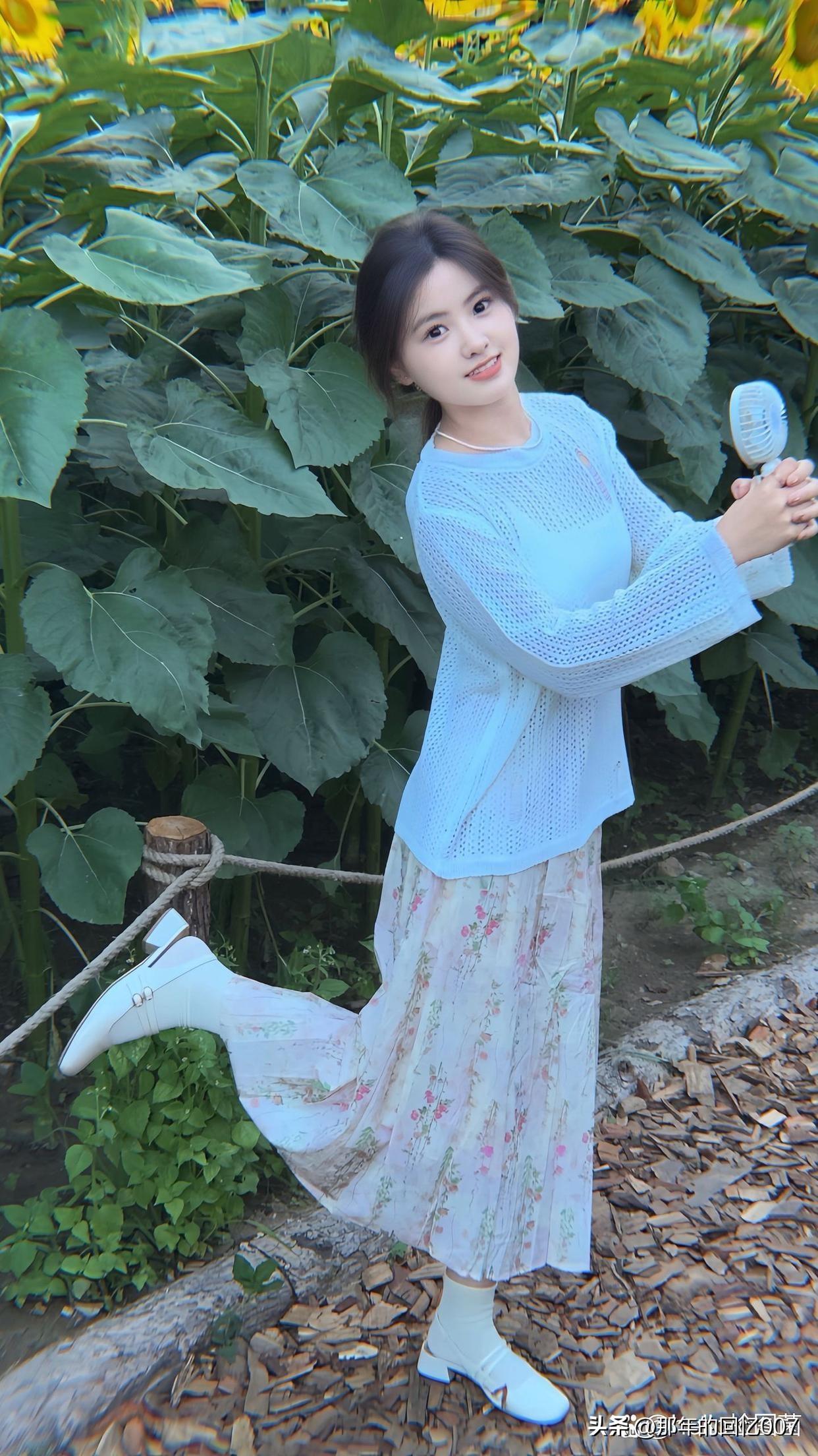 夏日清新穿搭，花海中的甜美少女