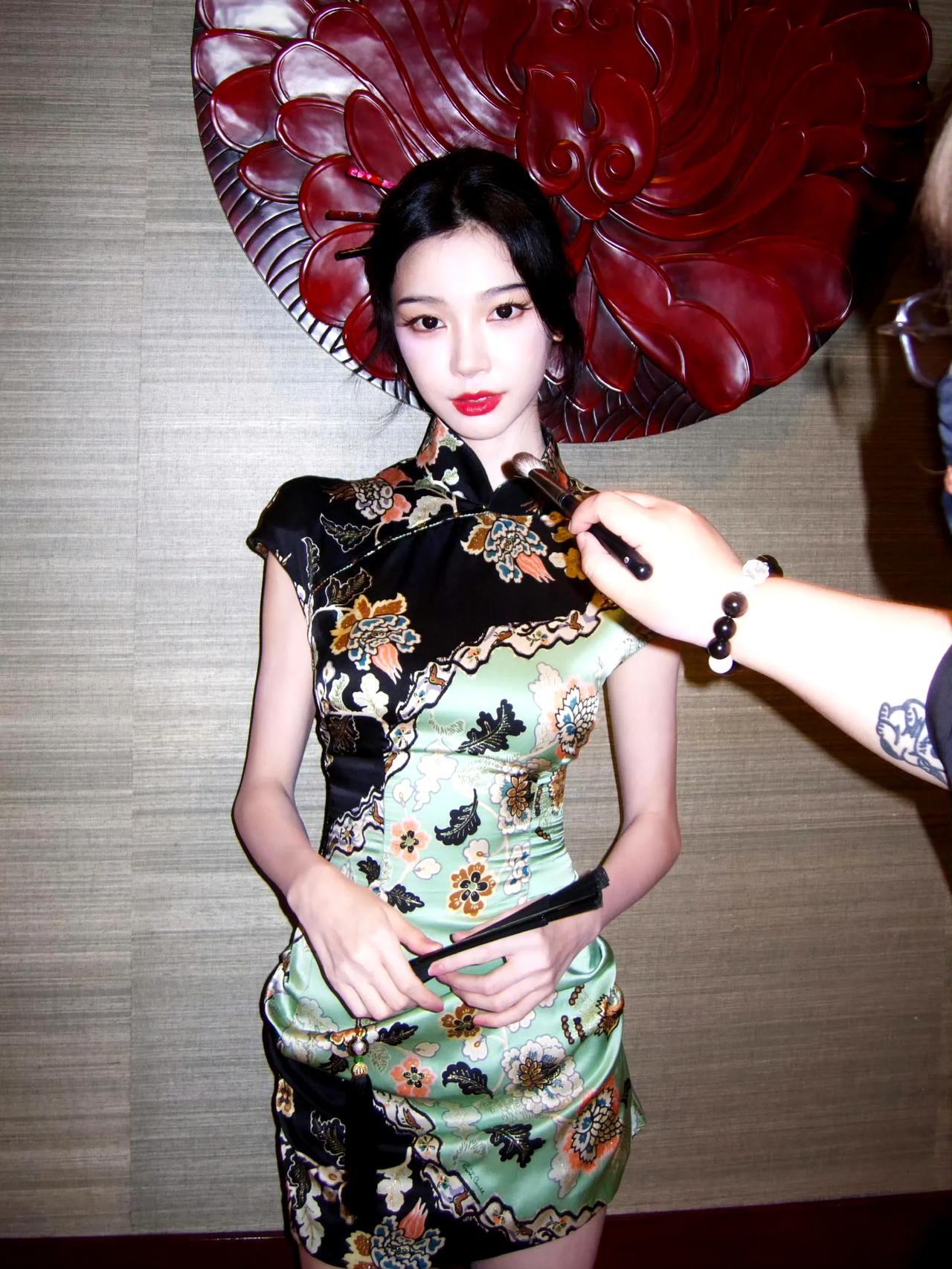 易梦玲每次出现都给人不一样的感觉！
这个女孩子可以说走在时尚界的前沿，
最近她身