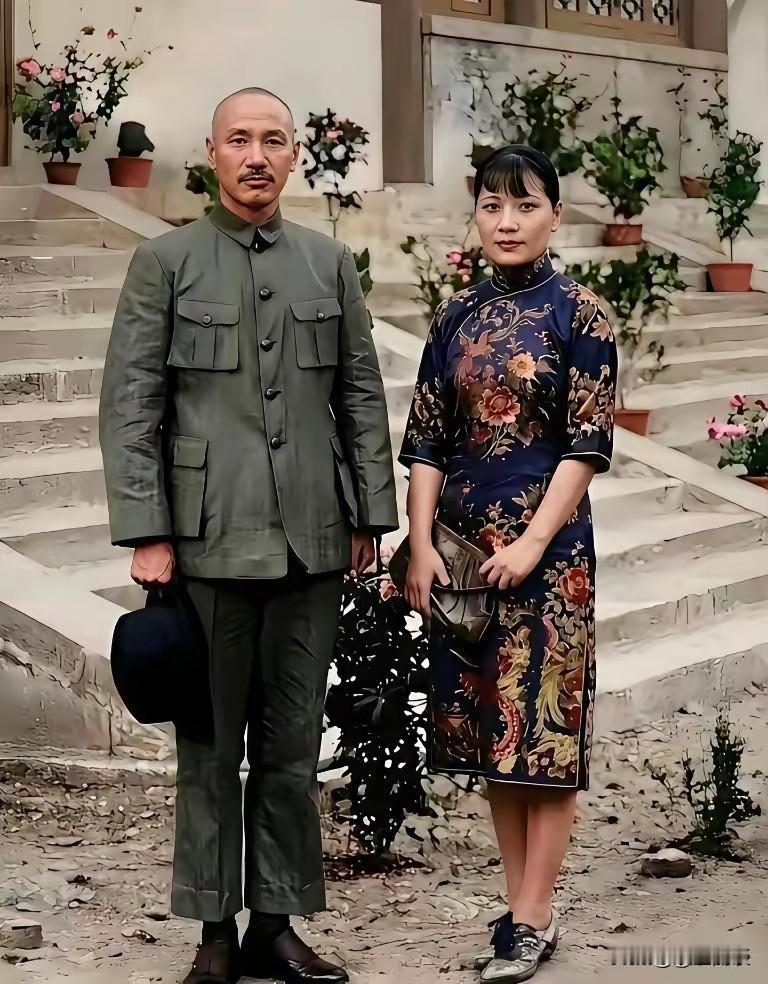 这是1934年摄于南京，蒋介石和宋美龄的一张老照片。
照片原汁原味记录下二人的样