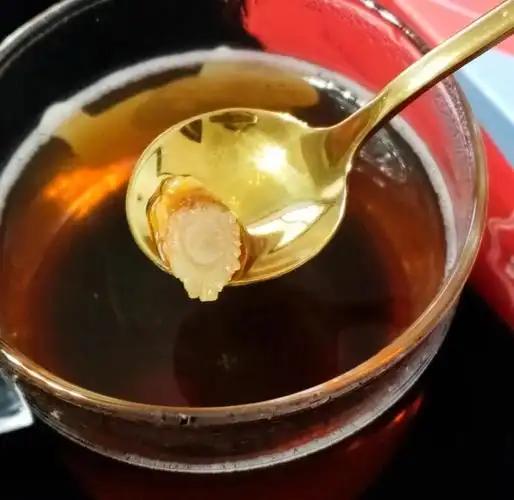 红参蜜饮：一杯时光，一份健康的馈赠
夏末的午后，阳光透过窗棂洒落在茶几上。林小雨