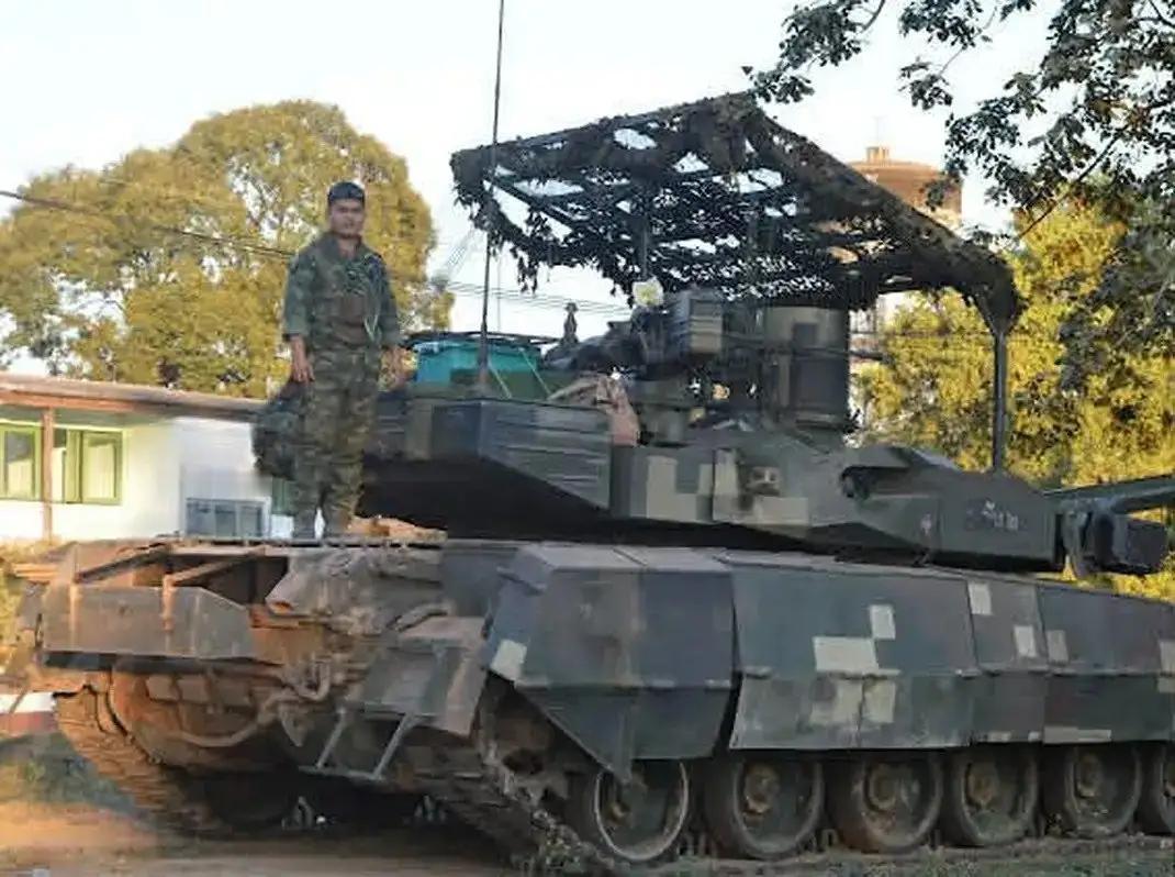 美在中东部署两个航母战斗群、数百架战机、大片防空。规模仅次于2003伊战。同时，