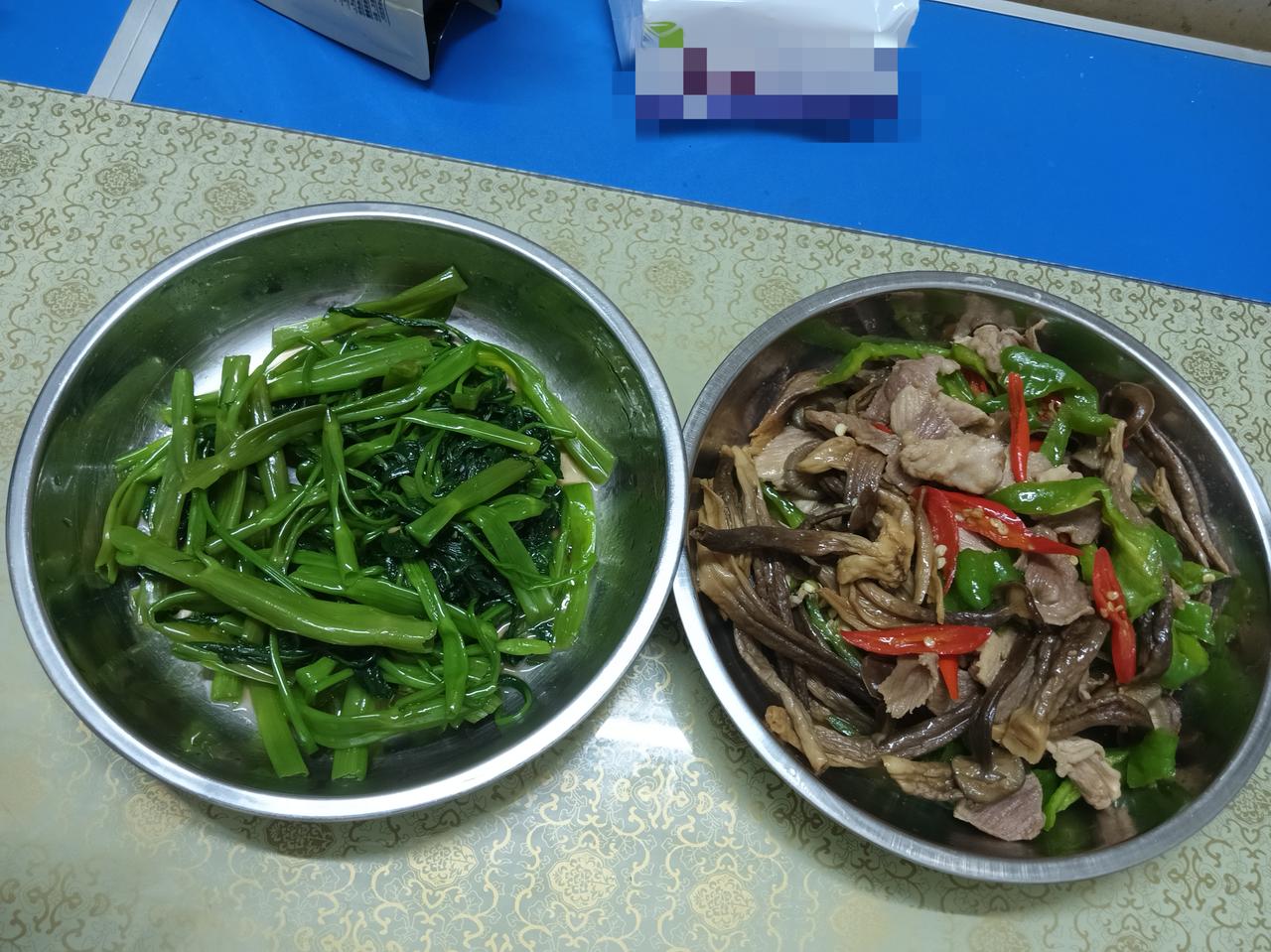 大家好，我是七姐，在广东深圳这个大城市有一帮这样的打工人，每天不管是刮风下雨，都