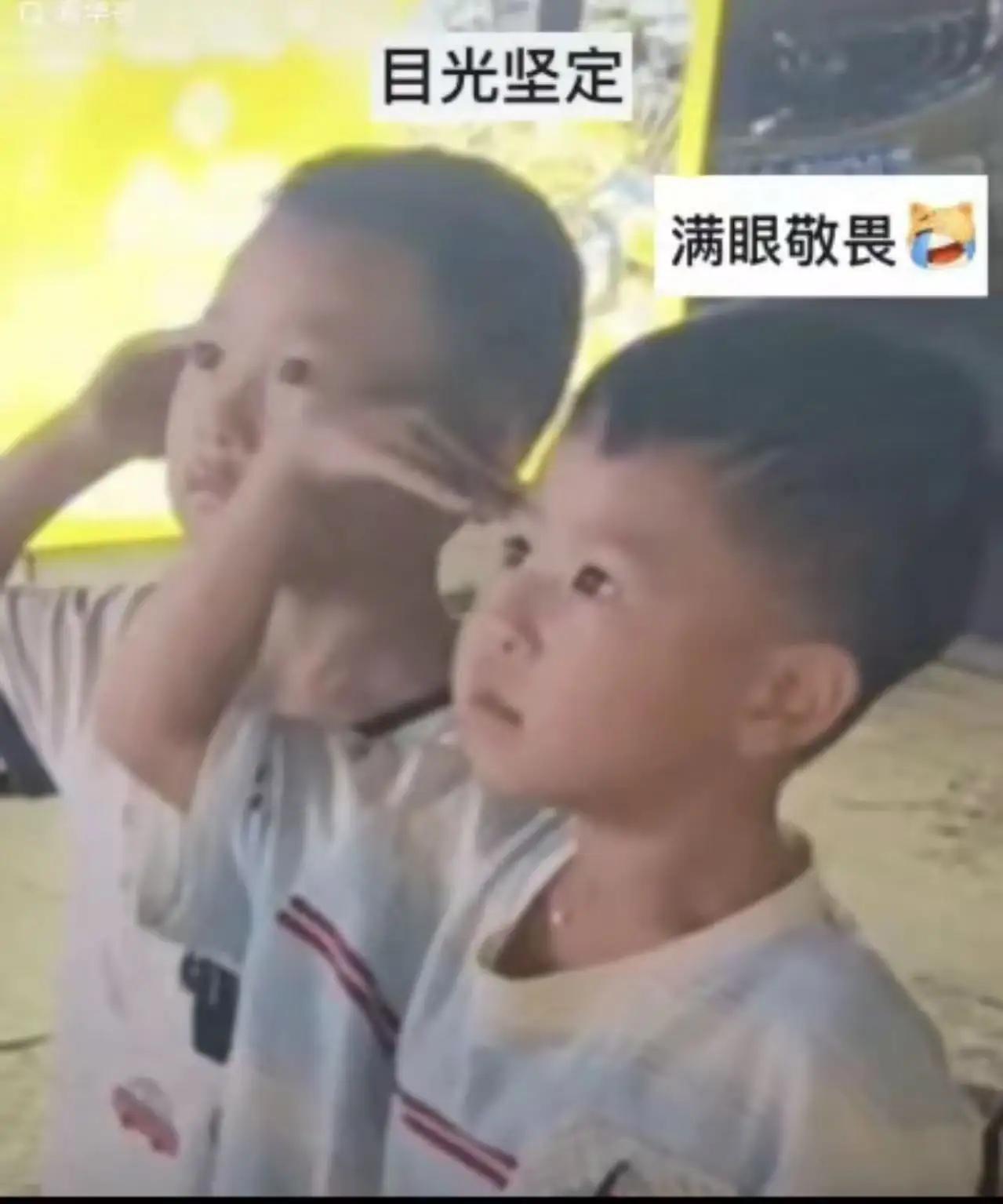 贵州遵义，女生结束军训穿着迷彩服回家，突然两个小男孩跑到她跟前向她敬礼！女生一脸