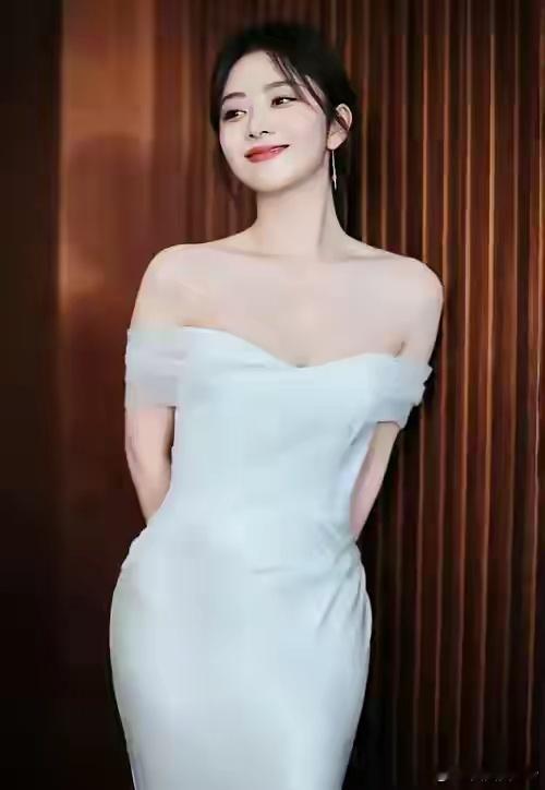 娱乐影视八卦吃瓜1、古装剧《玉茗茶骨》女主在接触：古力娜扎，男主侯明昊不变。2、