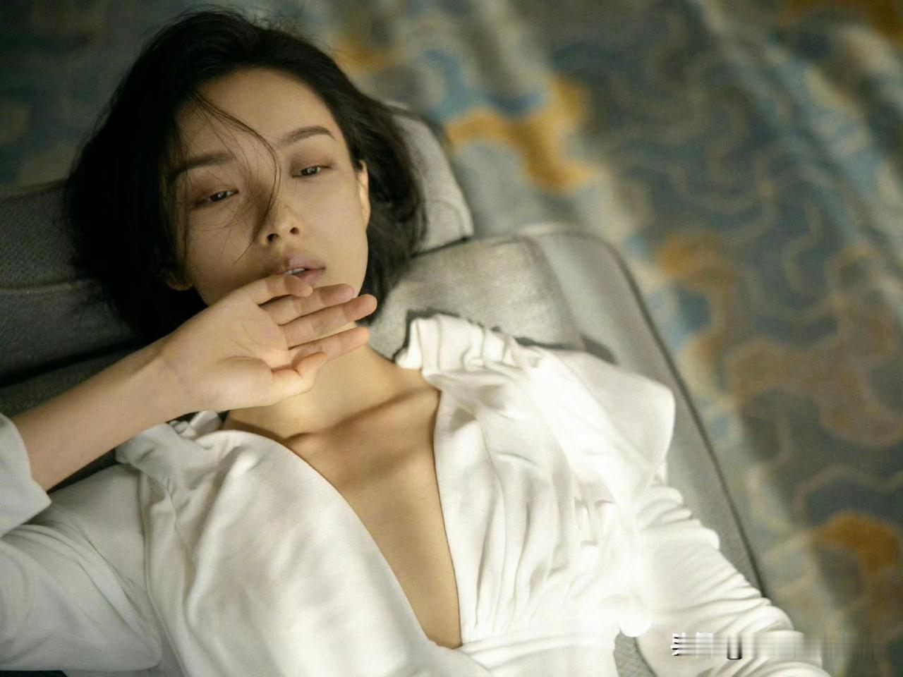 又纯又欲的女生，究竟有多招人喜欢倪妮，短发白衣黑裙穿搭大片，轻柔的“睡美人”