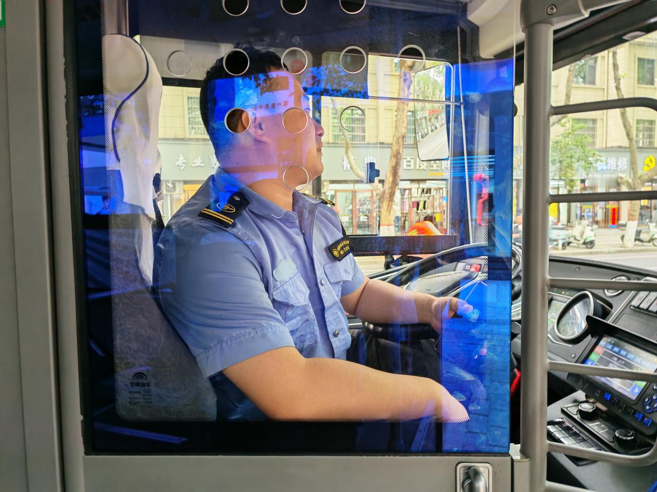 商洛市公共公交公司2路公交上有位热心肠，服务细微周到的好司机，他叫郭生朝。

4