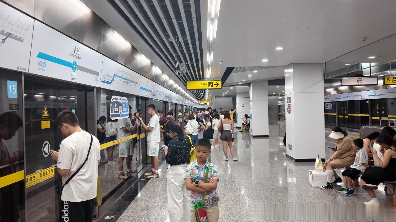 重庆轨道交通 网友：2026年8月15日（周六），16:54分。重庆轨道交通5号