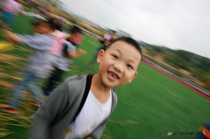 别再被误导啦！这才是真正的高情商

      以为人缘好、人人喜欢就是高情商？