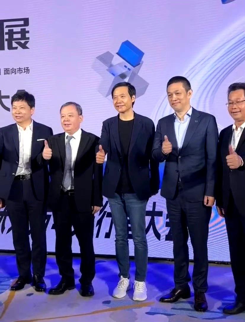 哦豁，雷军这是C位吗？两边站的是余承东、李斌。雷总还是挺帅的，又高又瘦，这么大年