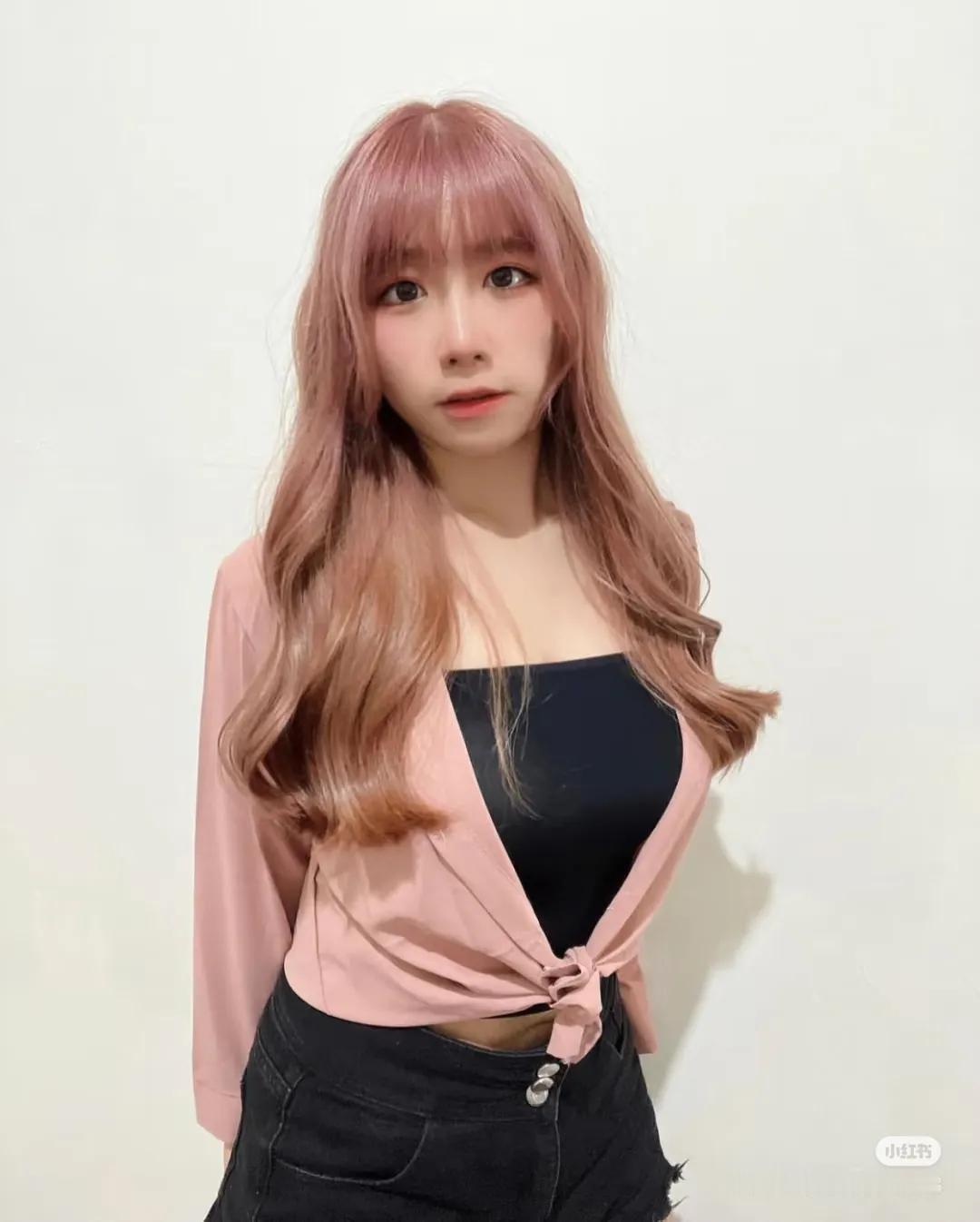 话说香港近几年就推出了许多样靓身材正，气质也相当不错的新晋博主，而Linda就是