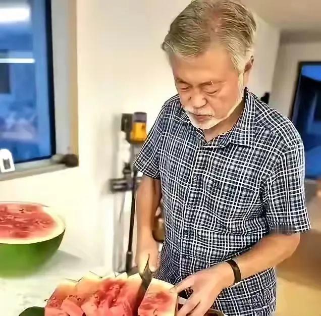 韩国人都吃这种西瓜吗？你们那这种西瓜多少钱一块？