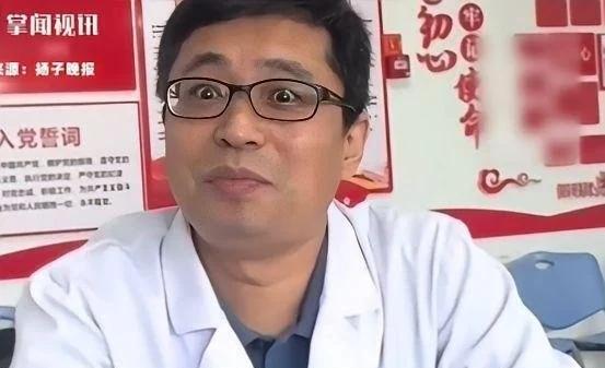 2025年，苏州一家医院，女儿戴着口罩陪母亲看病，母亲检查结果显示一切正常。接诊