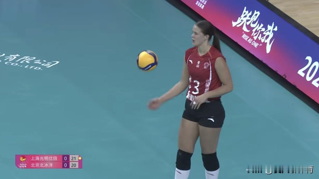 上海女排和北京女排这场打得还是比较紧张的，第一局上海险胜北京！范赖克的大力跳发终
