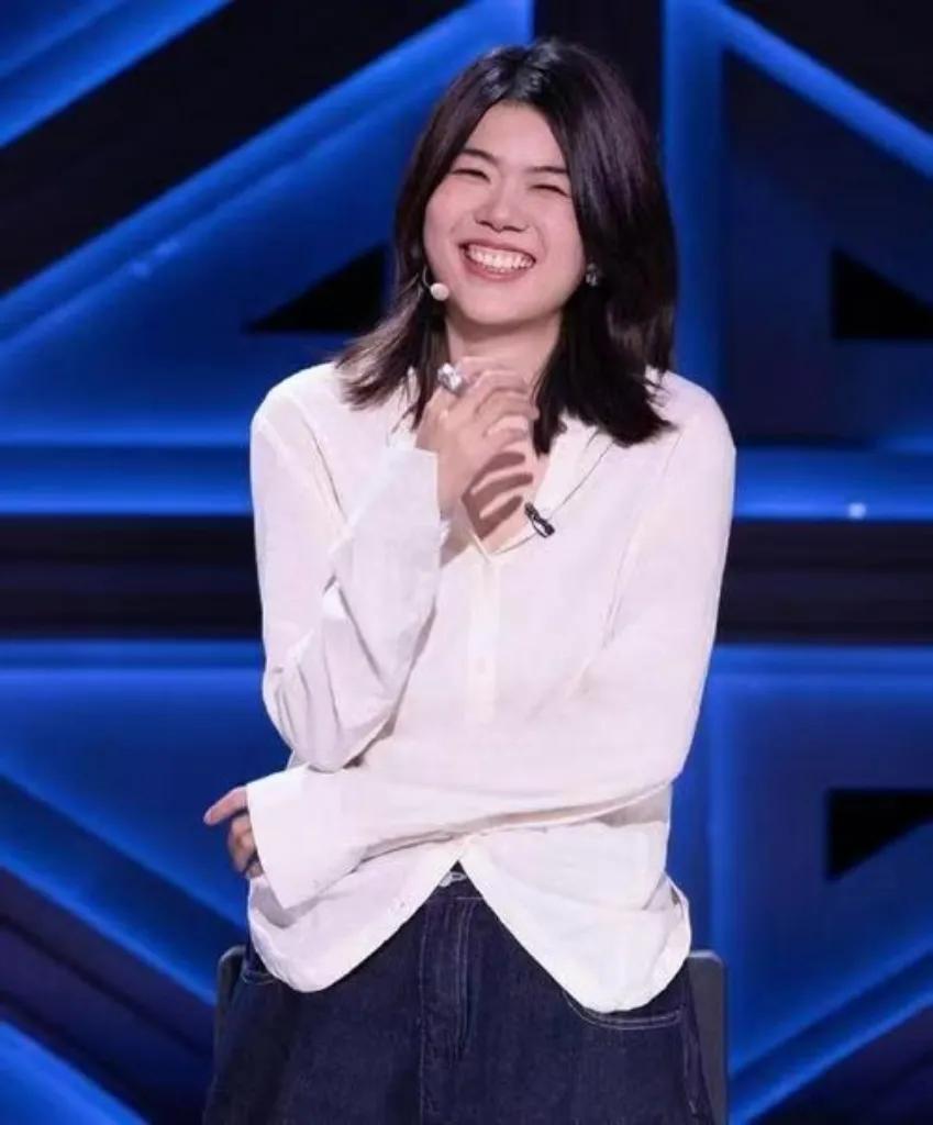 杨笠，凭借其独特的艺术魅力与深刻的社会洞察，成功登上了国际知名媒体《纽约时报》的
