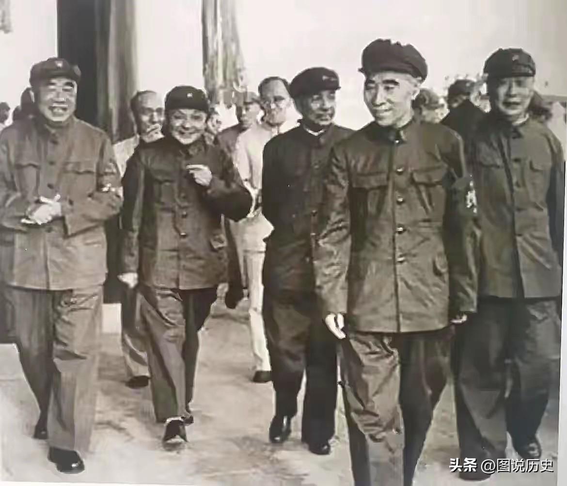 每次看到这张老照片我就特别激动！

看曾经的开国元勋们，他们都自带气场，都是在枪