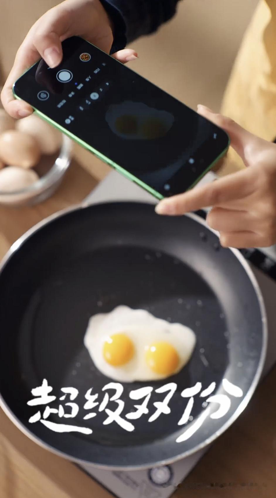 一代新机有点东西。四款配色里那个绿色真的很亮眼，镜头deco改成横向双圆设计，和