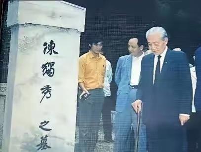 1990年9月，83岁高龄的赵朴初回到家乡安庆，在陈独秀墓前说：你看这墓碑上，只