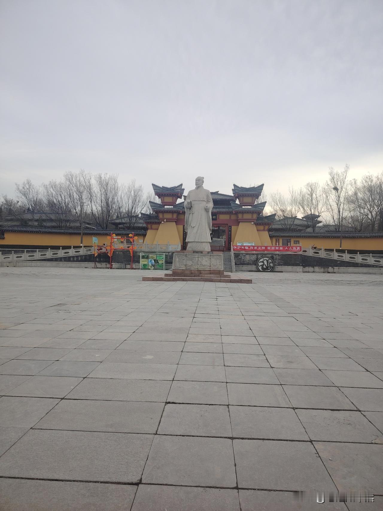 乙巳岁尾拜管仲纪念馆感怀，赋律一首：

天下第一宰相身，
富国攘外获民心。
半生