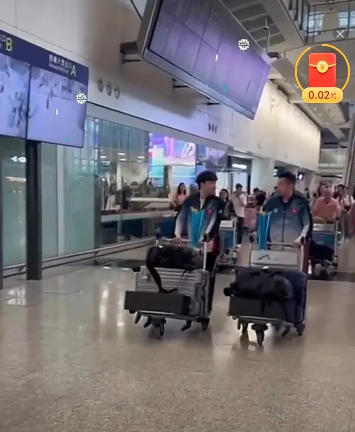 好高调啊[捂脸]，
我国香港选手大圣黄镇廷和男双搭档陈颢桦带着大大的奖杯回家了，