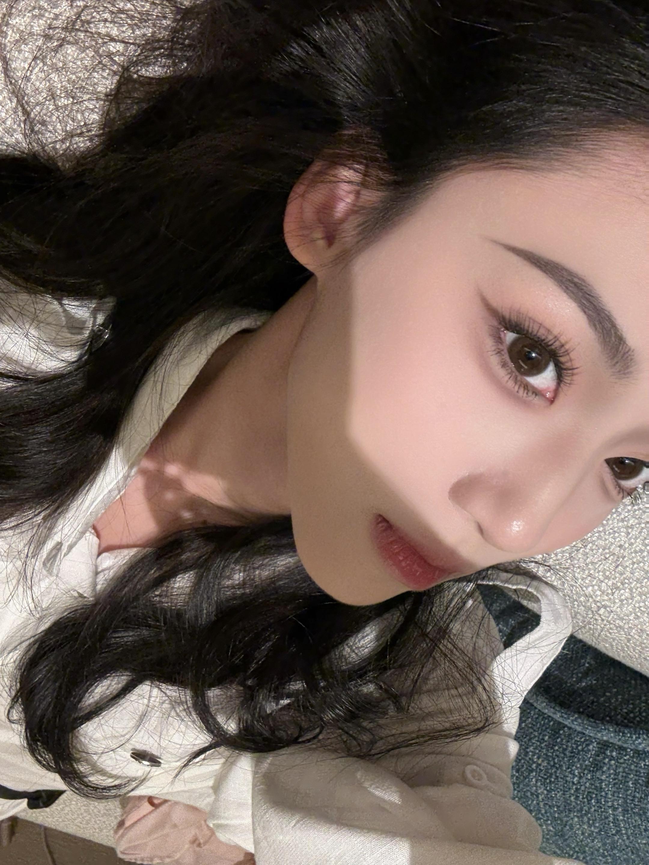 我只爱买衣服和旅行 也不爱社交只喜欢呆在家里 捯饬我的头发我的脸 每天...