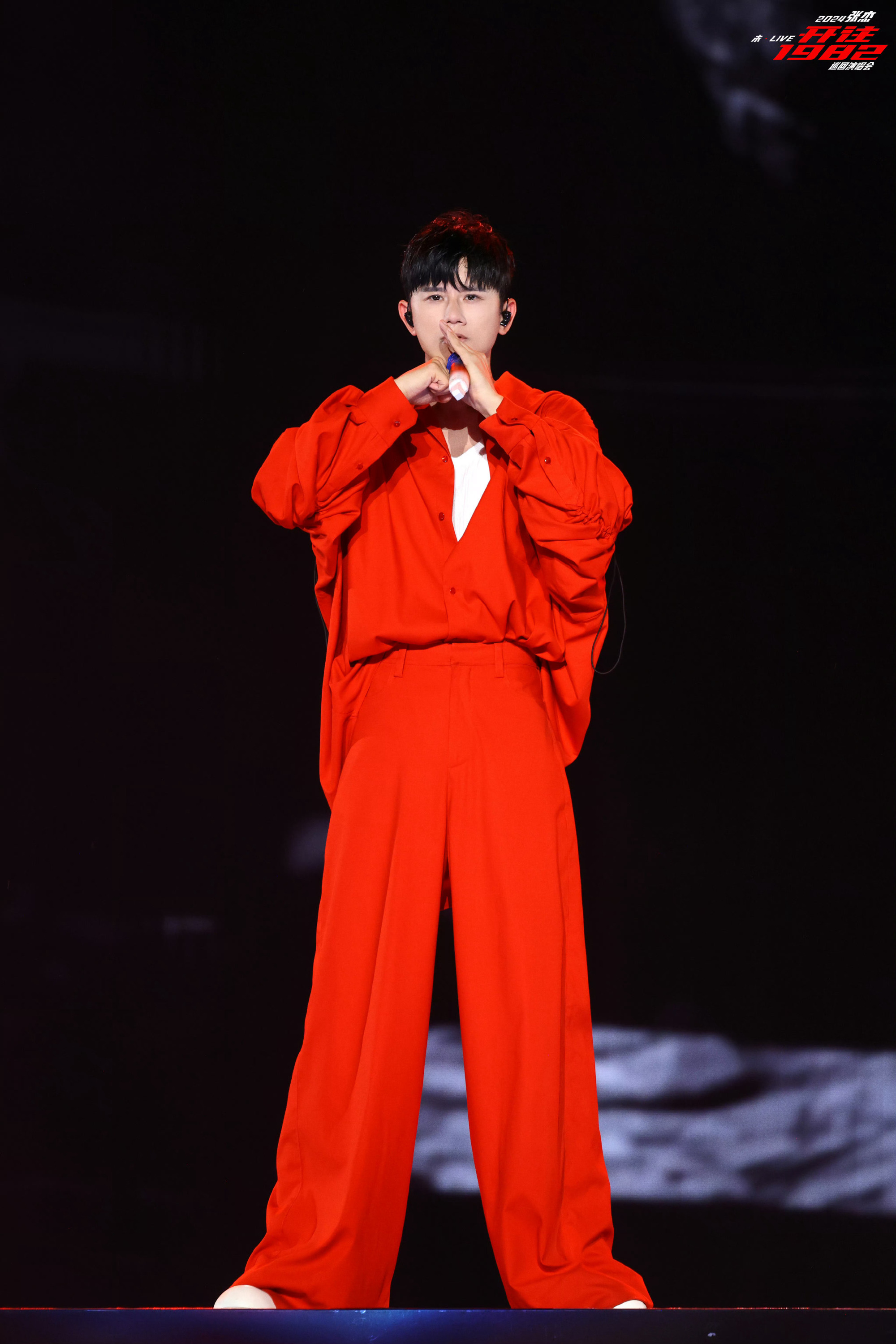 张杰1982开往未live巡回演唱会 ✨张杰演唱会 他留给你 是背影关于爱情 只