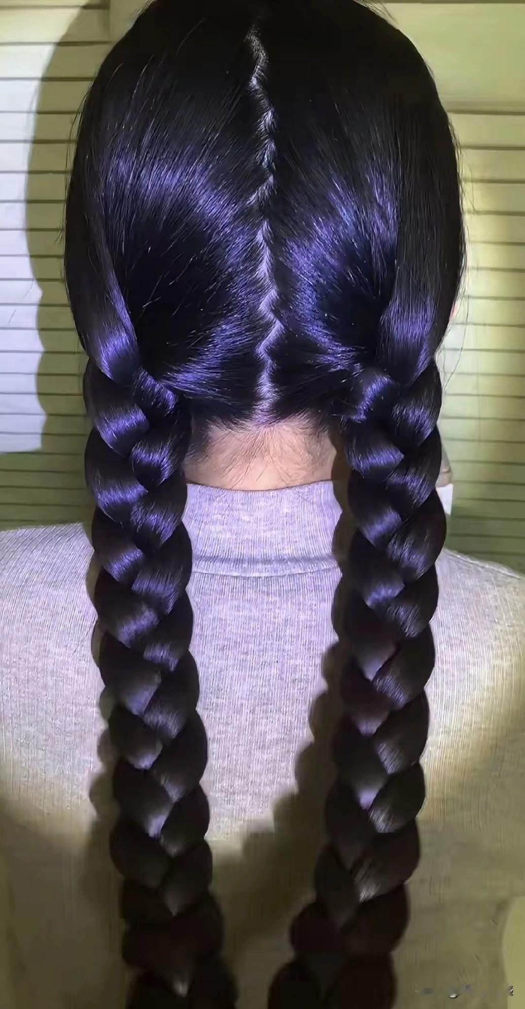 非常喜欢看女孩梳着大辫子，看起来特别的质朴，特别的自然，非常符合我的审美眼光，记