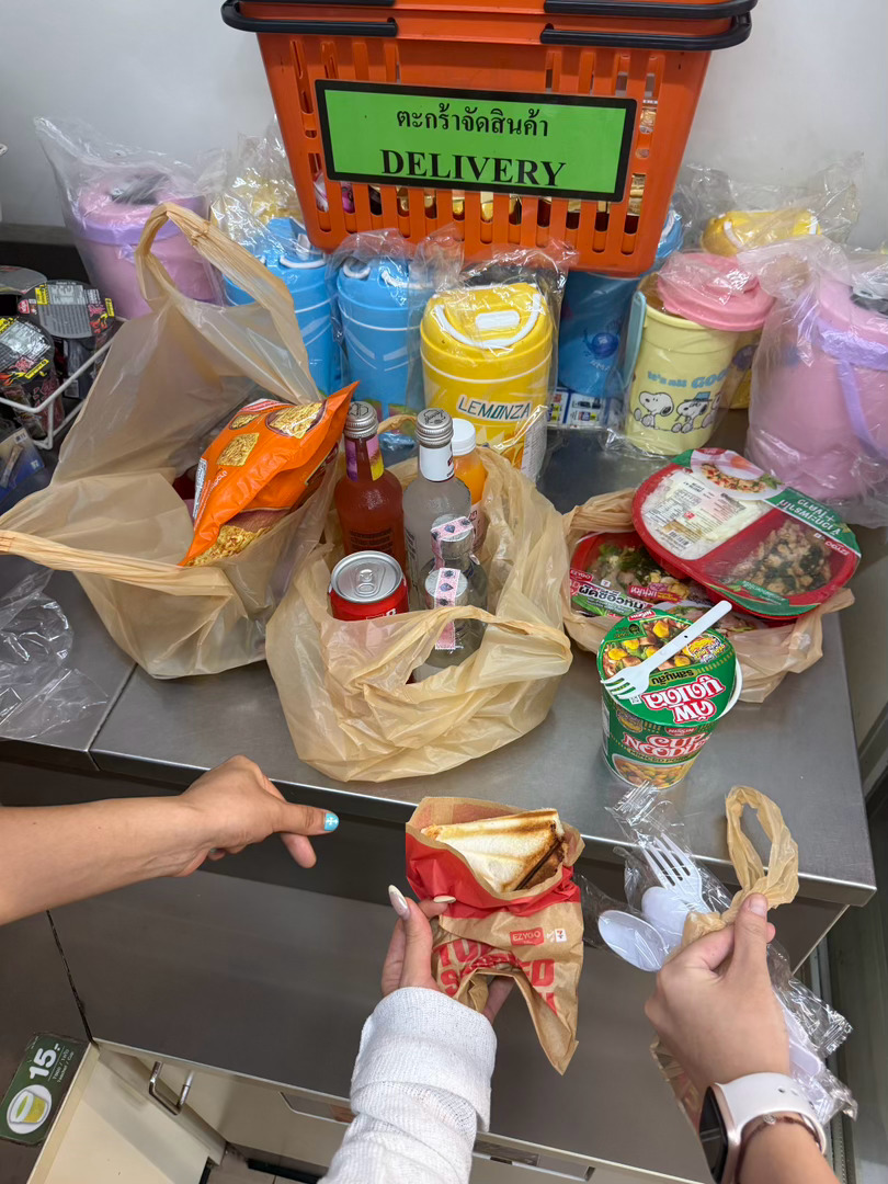 三个人做完就坐在泳池边自己调酒吃零食然后听伤感音乐一下哭一下笑 