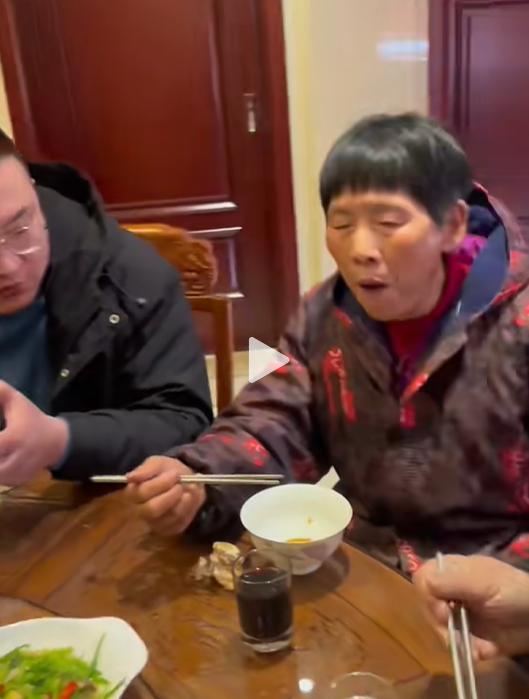 这是韦东奕的大伯母，她的相貌与穿着都很朴素，看上去更像是普通的家庭主妇。这组相片