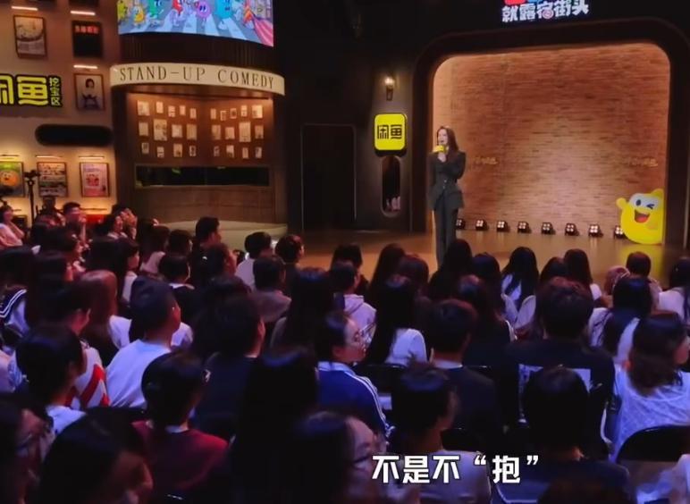 戚薇小时候抱过大张伟戚薇居然小时候抱过大张伟笑街名场面解读来了，戚薇小时候抱过大